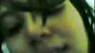 埃里克和他的朋友在沙灘上拍了兩個蕩婦。色情