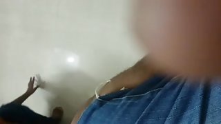 美麗的青少年知道肛交是什麼。