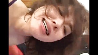 驚人的美麗女孩自慰她的色情洞