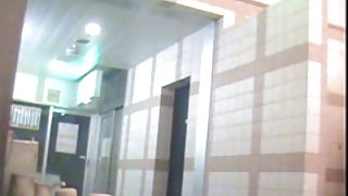 俄羅斯笨蛋粗暴地有一個女朋友在光滑的陰部色情