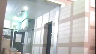 俄羅斯笨蛋粗暴地有一個女朋友在光滑的陰部色情
