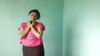 一個黑人亂搞她的陰部和屁股在她的朋友面前的黑髮。色情