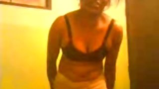 苗條的金發女郎性交貓和屁股色情