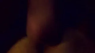 老爺爺亂搞她的色情孔的年輕淺黑膚色的男人