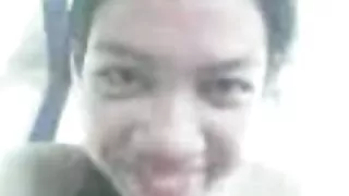 一個年輕的女孩決定用一個男人色情與性愛照亮晚上