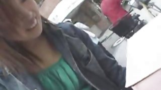大胸部寶貝自慰手指在地板上色情