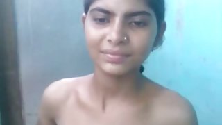 黑人在襪子裡撕成了一個女人並完成了色情片