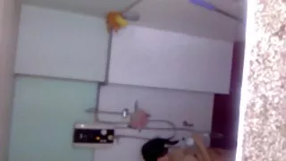 可愛的小伙子從色情片上有一個洞