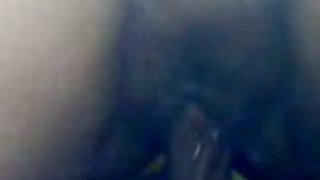 一個男人亂搞優雅的蕩婦穿著色情桌上的衣服