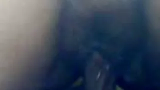 一個男人亂搞優雅的蕩婦穿著色情桌上的衣服