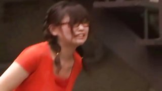 給吮吸小雞並且把她放在一個雞巴色情上