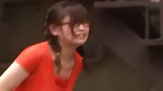 給吮吸小雞並且把她放在一個雞巴色情上