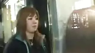 這個男孩是穿著絲襪色情的肛門女孩他媽的性交