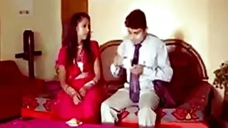 熟練的體操運動員精美地跳上她男朋友的陰莖。色情