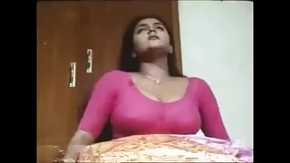 漂亮的女孩給她的男朋友色情屁股