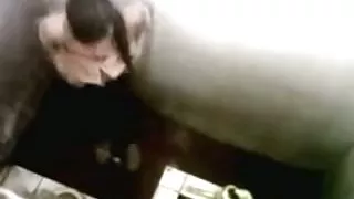 舔了一下，並在沙髮色情上種了一個年輕的成員