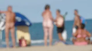 他帶著嬰兒脫下她的內褲，並在她的粉紅色的陰部色情