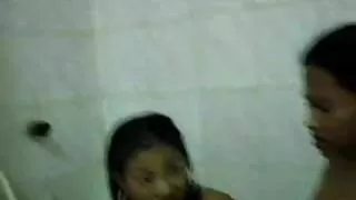 在瑜伽色情片期間，辣妹舔他們的帽子