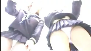 年輕夫婦在他們的朋友色情前做愛