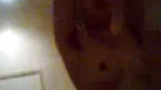 在兩個樹幹撕裂年輕的俄羅斯小雞色情片