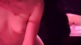 將那個人的彈性構件順利地放在她潮濕的小洞裡。色情