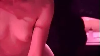 將那個人的彈性構件順利地放在她潮濕的小洞裡。色情