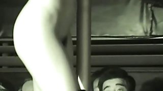 美麗的黑妞愛撫自己在鏡子色情