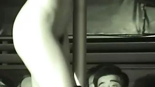 美麗的黑妞愛撫自己在鏡子色情