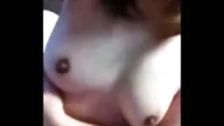一個毫無價值的丈夫看起來像他的女人亂搞她的情人色情片