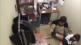 可愛的女孩抬起她的裙子，給自己色情片