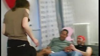 兩個墮落的護士他媽的和一個年輕的男人色情