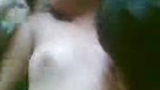 俄羅斯的黑髮女郎在浴室色情片中精美地播放了陰莖