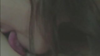 鑽一個年輕的小牛與洞裡的假陽具色情片