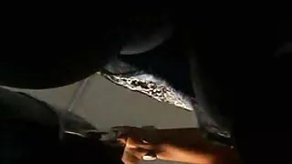 女孩塗抹霜並舔他們的色情片