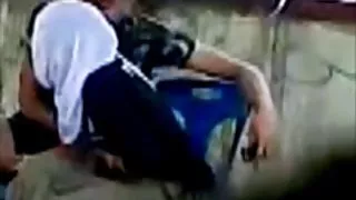 裸體鄰居突然襲擊了這個傢伙並搞砸了他的色情片