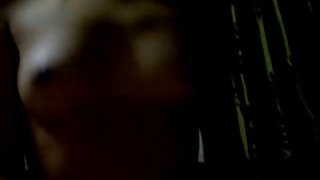 Mulatto性交黑髮Mia在多汁的陰部色情